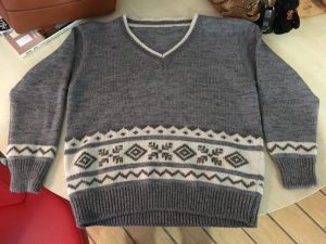 Maglia bambino in merino grigio ricamata a punto a maglia